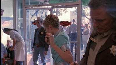 ROSWELL_-_E1X01_PILOT_008.jpg