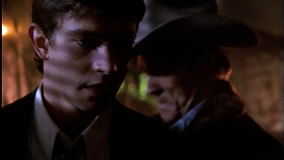 ROSWELL_-_E1X01_PILOT_671.jpg