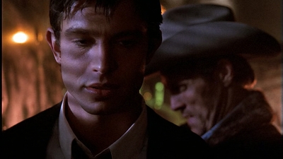ROSWELL_-_E1X01_PILOT_685.jpg