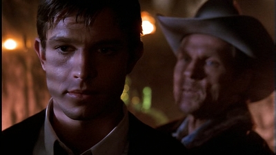 ROSWELL_-_E1X01_PILOT_691.jpg