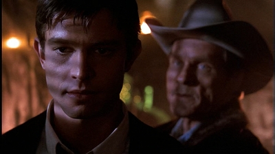 ROSWELL_-_E1X01_PILOT_693.jpg