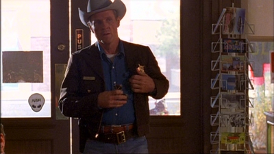 ROSWELL_-_E1X03_MONSTERS_022.jpg