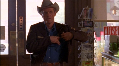 ROSWELL_-_E1X03_MONSTERS_025.jpg