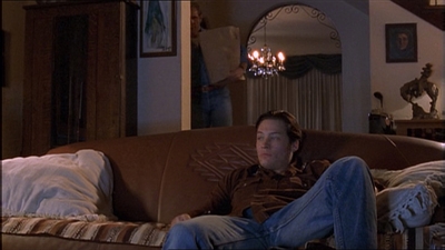 ROSWELL_-_E1X04_LEAVING_NORMAL_003.jpg