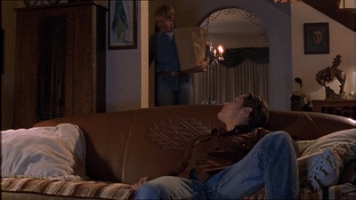 ROSWELL_-_E1X04_LEAVING_NORMAL_009.jpg