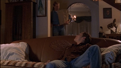 ROSWELL_-_E1X04_LEAVING_NORMAL_010.jpg