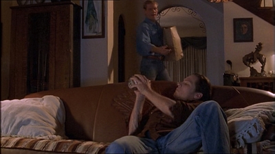 ROSWELL_-_E1X04_LEAVING_NORMAL_018.jpg