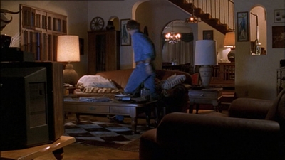 ROSWELL_-_E1X04_LEAVING_NORMAL_030.jpg