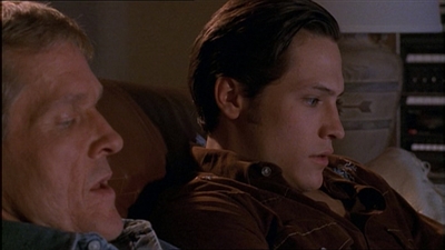 ROSWELL_-_E1X04_LEAVING_NORMAL_040.jpg