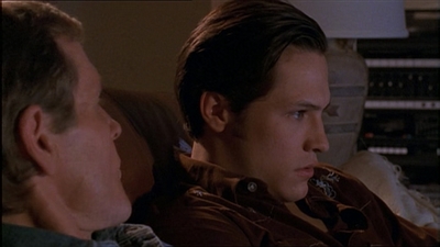 ROSWELL_-_E1X04_LEAVING_NORMAL_118.jpg