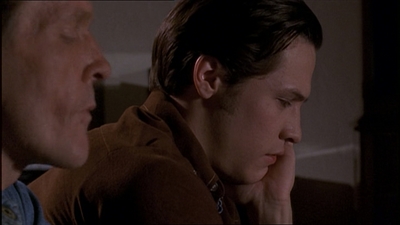 ROSWELL_-_E1X04_LEAVING_NORMAL_200.jpg