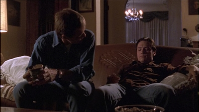 ROSWELL_-_E1X04_LEAVING_NORMAL_245.jpg