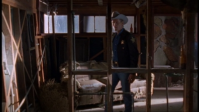 ROSWELL_-_E1X06_285_SOUTH_375.jpg