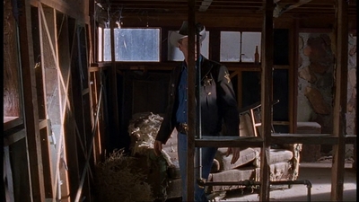 ROSWELL_-_E1X06_285_SOUTH_383.jpg