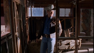 ROSWELL_-_E1X06_285_SOUTH_387.jpg