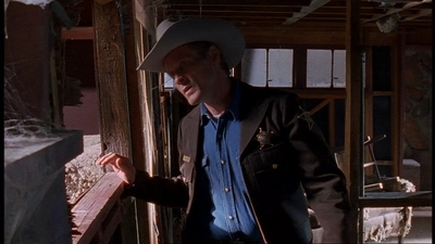 ROSWELL_-_E1X06_285_SOUTH_402.jpg