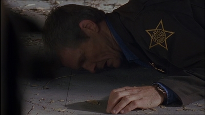 ROSWELL_-_E1X07_RIVER_DOG_006.jpg
