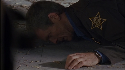 ROSWELL_-_E1X07_RIVER_DOG_007.jpg