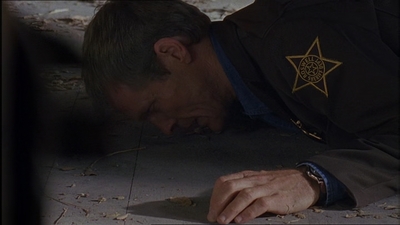 ROSWELL_-_E1X07_RIVER_DOG_008.jpg