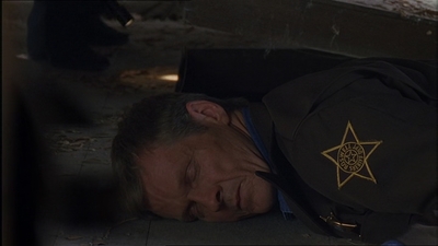 ROSWELL_-_E1X07_RIVER_DOG_028.jpg
