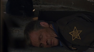 ROSWELL_-_E1X07_RIVER_DOG_032.jpg