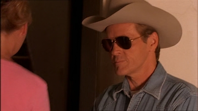 ROSWELL_-_E1X07_RIVER_DOG_078.jpg