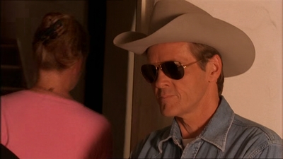 ROSWELL_-_E1X07_RIVER_DOG_079.jpg