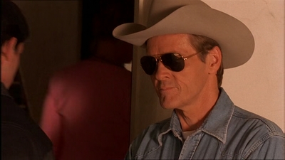 ROSWELL_-_E1X07_RIVER_DOG_080.jpg