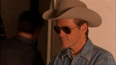 ROSWELL_-_E1X07_RIVER_DOG_081.jpg