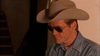 ROSWELL_-_E1X07_RIVER_DOG_082.jpg