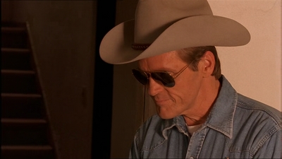 ROSWELL_-_E1X07_RIVER_DOG_083.jpg