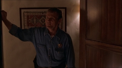 ROSWELL_-_E1X07_RIVER_DOG_090.jpg