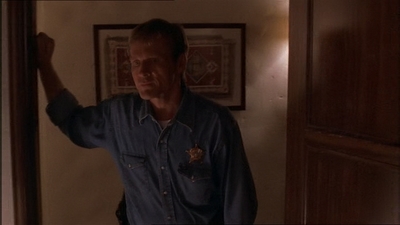 ROSWELL_-_E1X07_RIVER_DOG_092.jpg