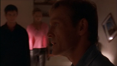 ROSWELL_-_E1X07_RIVER_DOG_109.jpg
