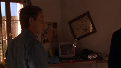 ROSWELL_-_E1X07_RIVER_DOG_111.jpg