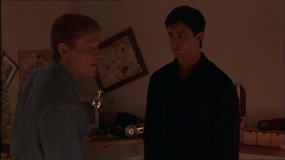ROSWELL_-_E1X07_RIVER_DOG_116.jpg