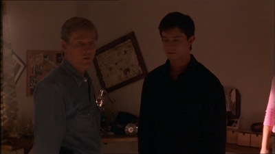 ROSWELL_-_E1X07_RIVER_DOG_120.jpg