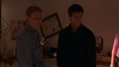 ROSWELL_-_E1X07_RIVER_DOG_121.jpg