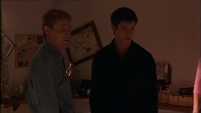 ROSWELL_-_E1X07_RIVER_DOG_122.jpg