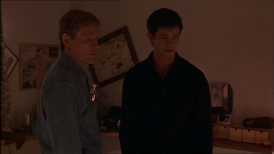 ROSWELL_-_E1X07_RIVER_DOG_123.jpg