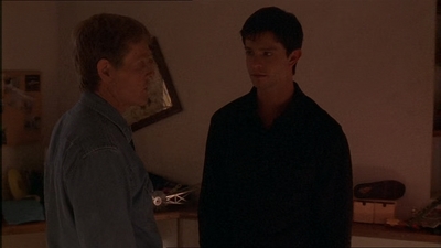 ROSWELL_-_E1X07_RIVER_DOG_127.jpg