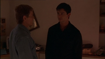 ROSWELL_-_E1X07_RIVER_DOG_128.jpg