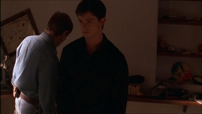 ROSWELL_-_E1X07_RIVER_DOG_135.jpg
