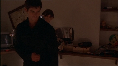ROSWELL_-_E1X07_RIVER_DOG_138.jpg