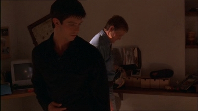 ROSWELL_-_E1X07_RIVER_DOG_140.jpg