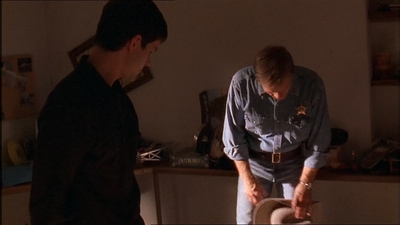 ROSWELL_-_E1X07_RIVER_DOG_146.jpg
