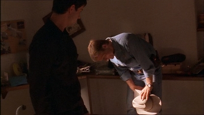 ROSWELL_-_E1X07_RIVER_DOG_148.jpg