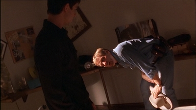 ROSWELL_-_E1X07_RIVER_DOG_153.jpg