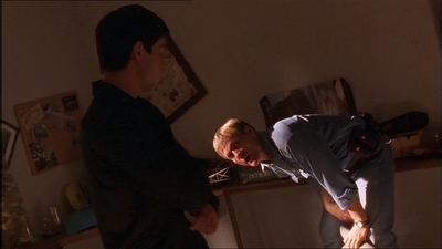 ROSWELL_-_E1X07_RIVER_DOG_155.jpg