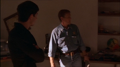 ROSWELL_-_E1X07_RIVER_DOG_165.jpg